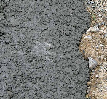 Autotallin perustukset: Betoni voidaan toimittaa suoraan paikalle betoniautolla Autotallin perustukset: Betoni voidaan toimittaa suoraan paikalle betoniautolla